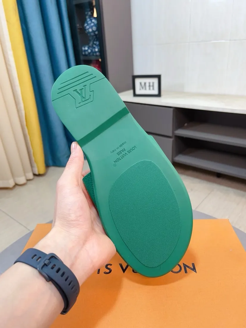 Men's shoes 💰300🌸🌸LV Ordinary men's spring and summer slippers, uppers imported from Italy, cowhide fabric, logo graphics, high-quality craftsmanship, soles: original soles specially provided by the original factory, exclusive movable molded soles super comfortable, original factory single goods, 🔍🔍high quality, you can enter and exit the counter at will, welcome to compare, size 38-45